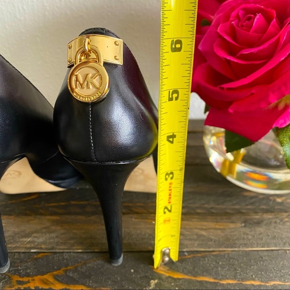 Michael Kors peep-toe “Josie Peep” w/Mk gold lock detail on back. (Size 6M).🌹 - Picture 16 of 16